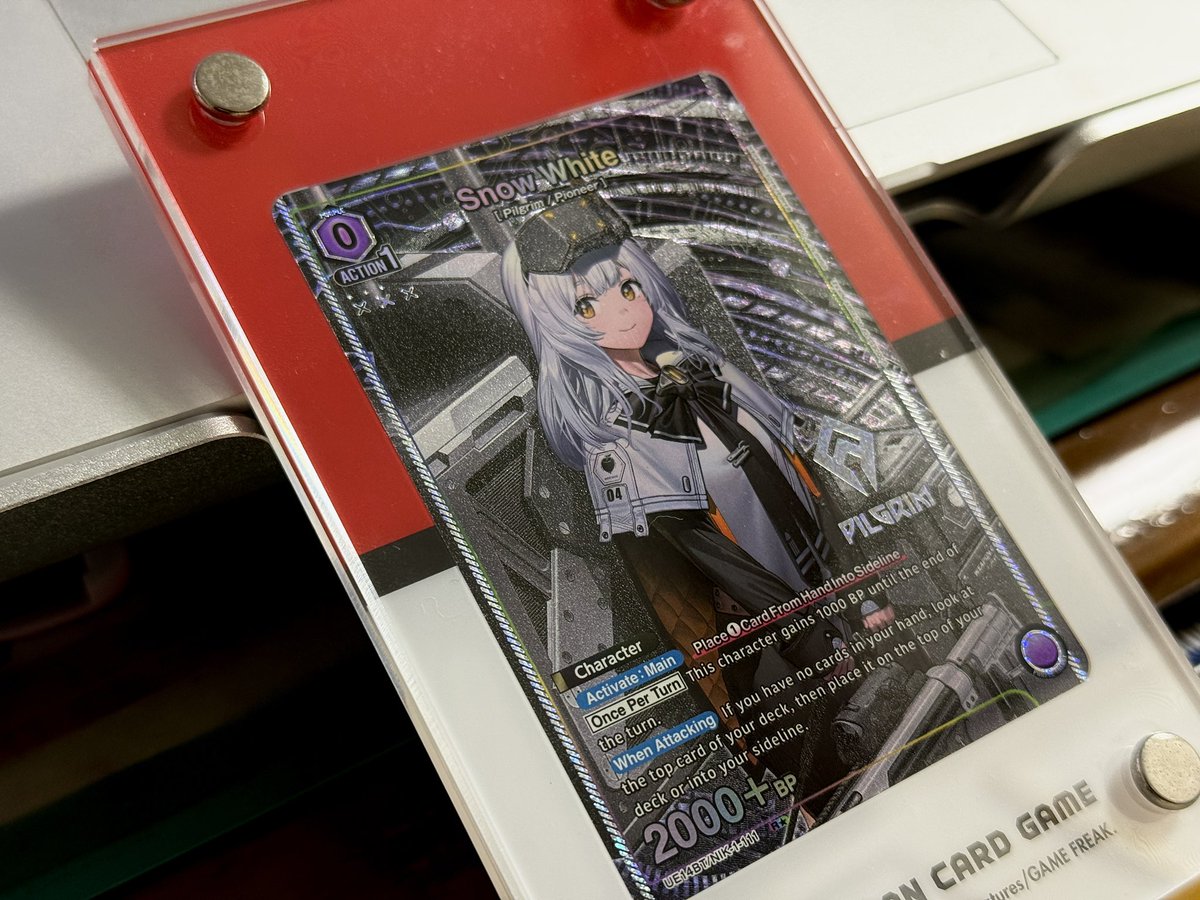 ポケカの公式のディスプレイケース、ユニアリのカードもサイズぴったり