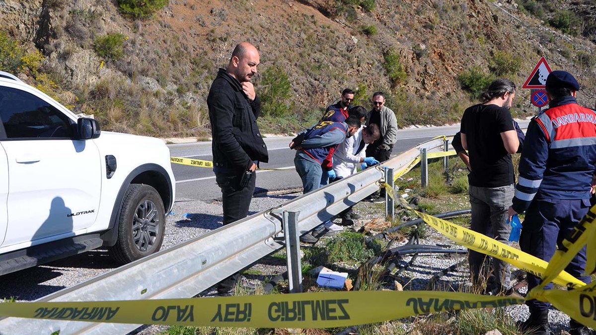 Yol kenarında cesedi bulunan kadının eşi gözaltında
cumhuriyet.com.tr/yasam/yol-kena…