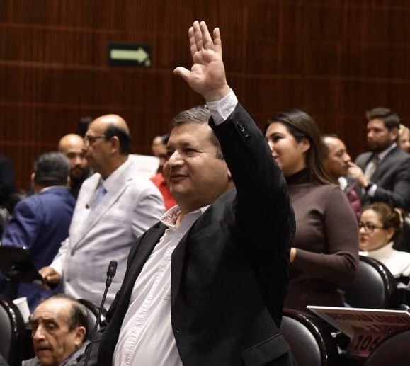 Aprobamos la Reforma al artículo 123 Constitucional para reducir la jornada laboral a 40 horas semanales, cumpliendo así desde <a href="/Mx_Diputados/">H. Cámara de Diputados</a> el compromiso de nuestra Presidenta <a href="/Claudiashein/">Claudia Sheinbaum Pardo</a> con el pueblo de  México. 🇲🇽