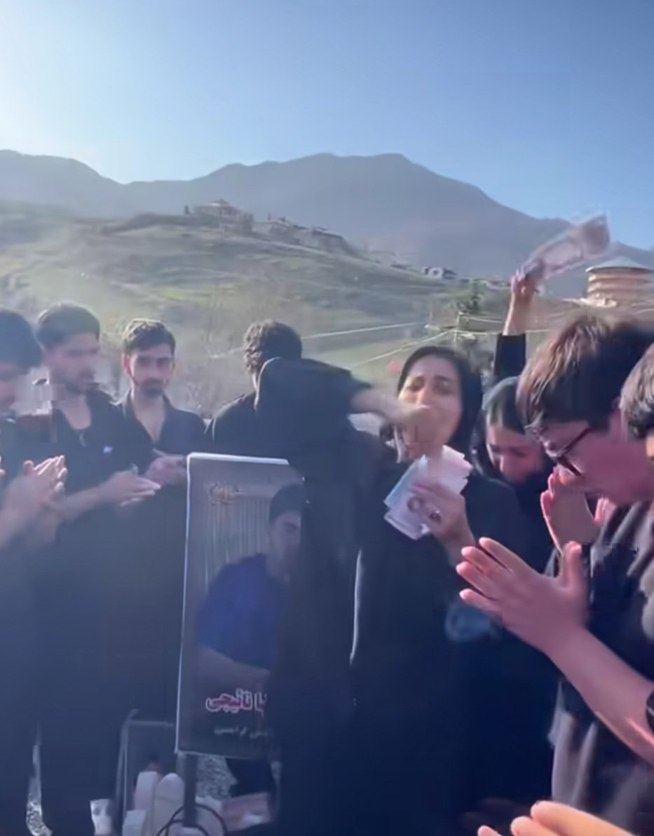 زود است که آلوده ی مرهم شود این زخم

یک چند مرا با جگر ریش گذارید...

.
💔😔