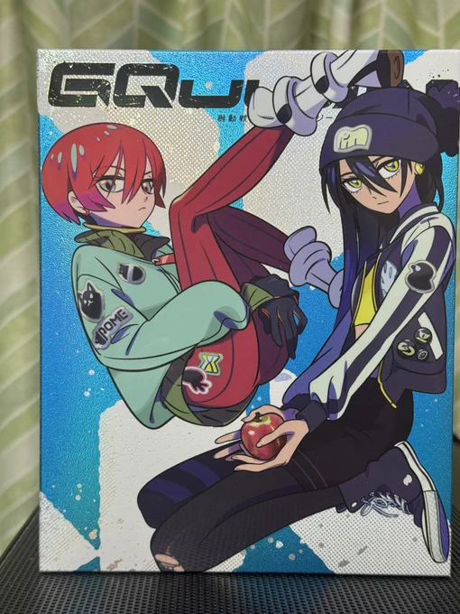 ウホー!家帰ったらジークアクス2巻が届いてたー!!嬉しい〜!! てか、なんか実物のキラキラ印刷めちゃキレイだな! マチュニャアンカワイイ〜!! コモリン足細!ブーツと留め金良い〜!! からの 中佐の流し目……凄いな