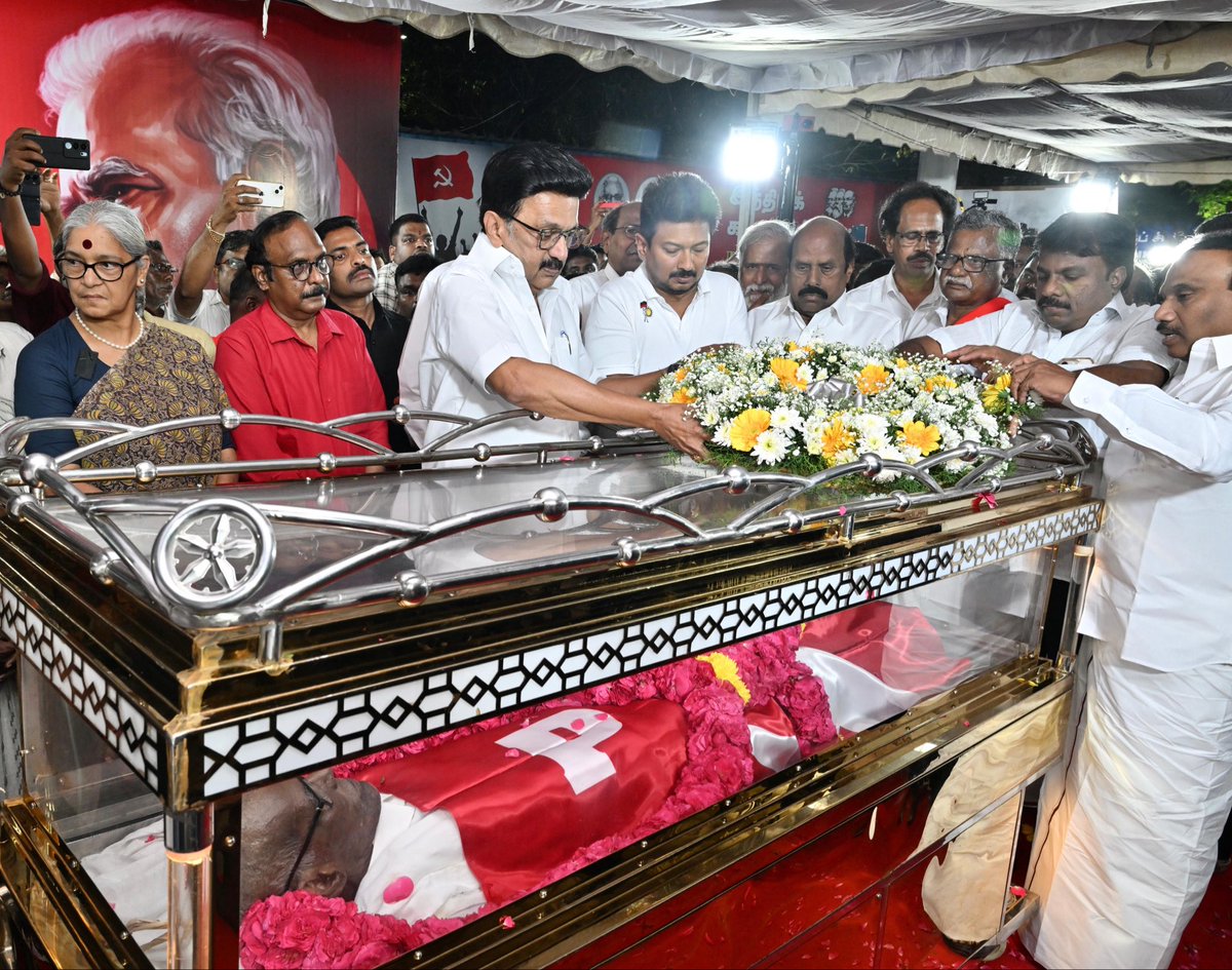 Udhaystalin's tweet photo. விடுதலைப் போராட்ட வீரர், இந்திய கம்யூனிஸ்ட் கட்சியின் மூத்த தலைவர் பெருமதிப்பிற்குரிய அய்யா ஆர்.நல்லகண்ணு அவர்கள் மறைவு தமிழ்நாட்டுக்கு பேரிழப்பு.

மாண்புமிகு முதலமைச்சர் @mkstalin அவர்களுடன் ‘பாலன் இல்லம்’ சென்று அய்யா நல்லகண்ணு அவர்களின் திருவுடலுக்கு இறுதி மரியாதைச் செலுத்தினோம்.

முத்தமிழ் அறிஞர் கலைஞர் அவர்கள் மீது அளவில்லாத பற்றுக் கொண்டிருந்தவர். 

கழகத்தலைவர் அவர்கள் மீது பெரும்பாசம் கொண்டவர்.

நம்முடைய பொதுவாழ்வை வாழ்த்தி வழிகாட்டியவர்.

இளமை முதல் இறுதி வரை ஆதிக்கவாதிகளின் கொடுமைகளுக்கு எதிராக இலட்சிய உறுதியுடன் நின்ற பொதுவுடைமைப் போராளி அய்யா நல்லகண்ணு அவர்களின் பணிகள் என்றென்றும் நிலைத்திருக்கும்.

அவரது மறைவால் வாடும் குடும்பத்தினர் மற்றும் இடதுசாரி தோழர்களுக்கு, ஆறுதலையும் இரங்கலையும் தெரிவித்துக் கொள்கிறோம்.

அய்யா நல்லகண்ணு அவர்களுக்கு செவ்வணக்கம்! 

#RNallakkannu #ஆர்_நல்லகண்ணு