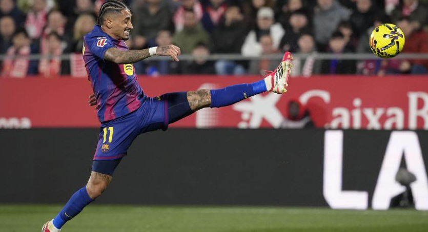 رافينيا يتحدى المستحيل: "نحن ملوك العودة.. وبرشلونة عائلتي!". "من قلب برشلونة إلى الجماهير.. القائد رافينيا يكسر صمته: هل ينجح البارسا في قلب الطاولة على أتلتيكو بعد زلزال الـ 4-0؟". عن مواجهة إياب الكأس ضد أتلتيكو (3 مارس)، قال: "إذا كان هناك فريق قادر على العودة، فهو نحن. مأمورية صعبة، لكننا واثقون بنسبة 100%".. وصف رافينيا غرفة الملابس بأنها "صداقة حقيقية"، مشيداً بدور آراوخو وأنسو فاتي في دمجه داخل النادي منذ وصوله.. و في مقارنة مفاجئة مع راشفورد، اعترف رافينيا بتواضع: "أعتقد أن راشفورد هو الأسرع، سرعته مذهلة".. أبدى ذهوله من موهبة شباب "لاماسيا" قائلاً: "يمتلكون موهبة بالفطرة، الجودة التي أراها في التدريبات تدهشني".. mundodeportivo 