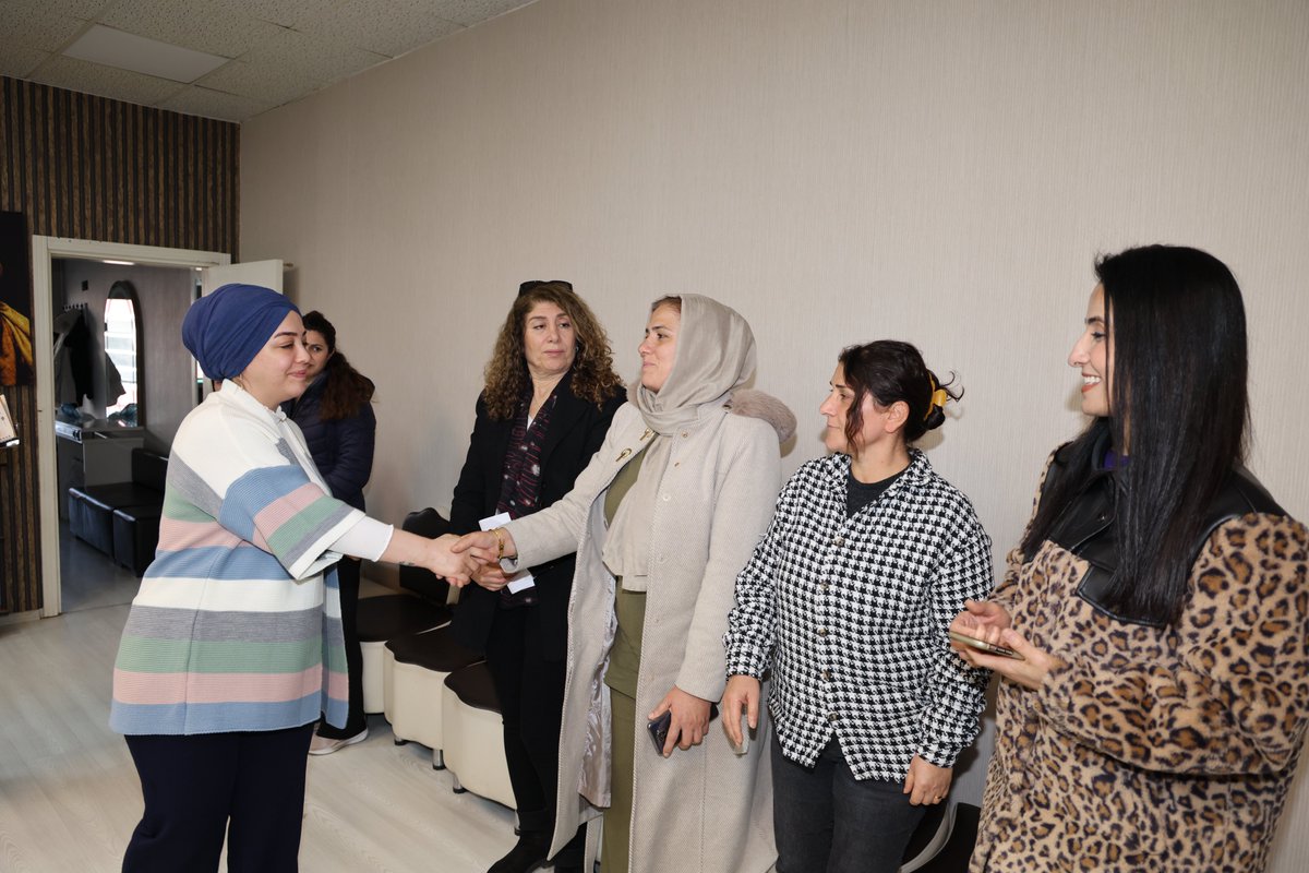 artuklubeltr's tweet photo. 8 Mart Dünya Kadınlar Günü kapsamında Artuklu Belediyesi Eşbaşkan Yardımcıları Gülgen Doğan, Dilan Bilin, DEM Parti İlçe Eşbaşkanı Katibe İzgi, Artuklu Belediyesi kadın meclis üyeleri ile Kadın Politikaları Müdürü ve çalışanları, kentimizdeki kadın esnafları ziyaret etti.

Ziyaretlerde esnaflarımızın talep ve önerileri dinlendi, kadın emeğinin kent ekonomisindeki yeri üzerine sohbet edildi.

Kadınların üretimde, istihdamda ve karar alma süreçlerinde daha güçlü yer alması için çalışmalarımızı kararlılıkla sürdüreceğiz.

Direnişle Özgürleşiyor, Demokratik Toplumu Örüyoruz.

~~~

Di çarçoveya 8’ê Adarê Roja jinan a Cîhanê de, Alîkarên Hevserokên Şaredariya Artukluyê Gülgen Doğan û Dilan Bilin, hevseroka Navçeya Partiya DEM'ê Katibe İzgi, endamên meclîsa jinan a Şaredariya Artukluyê û Gerînendeya Polîtîkayên Jinê bi xebatkarên xwe re, Serdana jinên esnaf ên bajarê me kirin.

Di serdanê de daxwaz û pêşniyarên esnafên me hatin guhdarîkirin û li ser kedkariya jinan a  di aboriya bajêr de sohbet hat kirin.

Ji bo ku jin di hilberandinê, di kar û istihdamê û pêvajoyên biryardanê de cihê xwe bi hêztir bigirin, em ê bi biryardarî xebatên xwe bidomînin.

Em bi berxwedanê azad dibin, civaka demokratîk dihonînin.

~~~

في إطار الثامن من آذار، يوم المرأة العالمي، قامت نائبات رئاسة بلدية أرتوكلو غولغن دوغان وديلان بيلين، والرئيسة المشتركة لمنطقة حزب DEM كاتبه إزغي، وعضوات مجلس المرأة في بلدية أرتوكلو، إلى جانب مديرة سياسات المرأة وموظفاتها، بزيارة النساء التاجرات في مدينتنا.

وخلال الزيارات تم الاستماع إلى مطالب ومقترحات التاجرات، كما جرى الحديث عن مكانة عمل المرأة في اقتصاد المدينة.

سنواصل عملنا بعزم من أجل تعزيز حضور النساء في مجالات الإنتاج والتوظيف وعمليات اتخاذ القرار.

نتحرر بالمقاومة، ونبني المجتمع الديمقراطي.

~~~

ܒܡܥܢܝܬܐ ܕ8 ܒܐܕܪ، ܝܘܡܐ ܥܠܡܝܐ ܕܢܫ̈ܐ، ܣܥܪܘ ܣܓܢ̈ܐ ܕܪܝܫܘܬܐ ܕܒܠܕܝܬܐ ܕܐܪܬܘܩܠܘ ܓܘܠܓܢ ܕܘܓܢ ܘܕܝܠܢ ܒܝܠܝܢ، ܘܪܝܫܬܐ ܡܫܬܘܬܦܬܐ ܕܢܚܝܐ ܕܦܪܬܝܐ DEM ܟܬܝܒܐ ܐܝܙܓܝ، ܘܚܒܪ̈ܬܐ ܕܡܘܬܒܐ ܕܢܫ̈ܐ ܕܒܠܕܝܬܐ، ܥܡ ܡܕܝܪܬܐ ܕܦܘܠܝܛܝܩܐ ܕܢܫ̈ܐ ܘܥܒܕ̈ܗ̇، ܠܡܒܩܪܘ ܢܫ̈ܐ ܬܓ̈ܪܬܐ ܕܡܕܝܢܬܢ.

ܒܙܘܝܪ̈ܐ ܐܬܩܒܠܘ ܒܥ̈ܘܬܐ ܘܡܠ̈ܟܐ ܕܬܓ̈ܪܬܐ، ܘܐܬܥܒܕ ܫܘܚܠܦܐ ܥܠ ܐܬܪܐ ܕܥܡܠܐ ܕܢܫ̈ܐ ܒܐܟܘܢܘܡܝܐ ܕܡܕܝܢܬܐ.

ܒܩܛܝܢܘܬܐ ܢܡܫܟ ܒܥܒܕ̈ܢ ܕܢܚܙܩ ܫܘܬܦܘܬܐ ܕܢܫ̈ܐ ܒܝܨܘܪܐ، ܒܥܒܘܕܐ ܘܒܩܒܠܬ ܩܪ̈ܪܐ.

ܒܡܩܘܡܬܐ ܡܫܬܚܪ̈ܪܢ، ܘܒܢܝܢܢ ܡܘܬܒܐ ܕܡܘܬܒܐ ܕܡܕܝܢܬܐ ܕܡܘܬܒܐ ܕܕܝܡܘܩܪܛܝܐ.