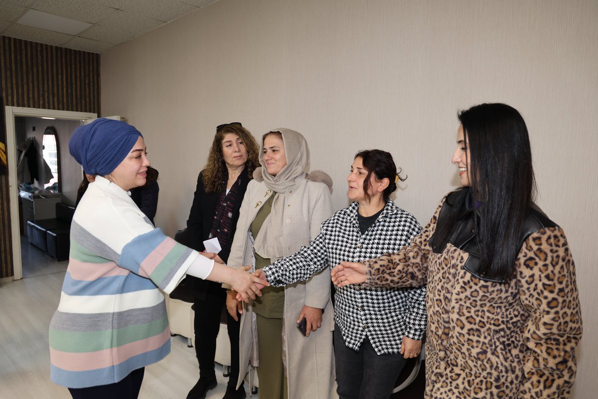 artuklubeltr's tweet photo. 8 Mart Dünya Kadınlar Günü kapsamında Artuklu Belediyesi Eşbaşkan Yardımcıları Gülgen Doğan, Dilan Bilin, DEM Parti İlçe Eşbaşkanı Katibe İzgi, Artuklu Belediyesi kadın meclis üyeleri ile Kadın Politikaları Müdürü ve çalışanları, kentimizdeki kadın esnafları ziyaret etti.

Ziyaretlerde esnaflarımızın talep ve önerileri dinlendi, kadın emeğinin kent ekonomisindeki yeri üzerine sohbet edildi.

Kadınların üretimde, istihdamda ve karar alma süreçlerinde daha güçlü yer alması için çalışmalarımızı kararlılıkla sürdüreceğiz.

Direnişle Özgürleşiyor, Demokratik Toplumu Örüyoruz.

~~~

Di çarçoveya 8’ê Adarê Roja jinan a Cîhanê de, Alîkarên Hevserokên Şaredariya Artukluyê Gülgen Doğan û Dilan Bilin, hevseroka Navçeya Partiya DEM'ê Katibe İzgi, endamên meclîsa jinan a Şaredariya Artukluyê û Gerînendeya Polîtîkayên Jinê bi xebatkarên xwe re, Serdana jinên esnaf ên bajarê me kirin.

Di serdanê de daxwaz û pêşniyarên esnafên me hatin guhdarîkirin û li ser kedkariya jinan a  di aboriya bajêr de sohbet hat kirin.

Ji bo ku jin di hilberandinê, di kar û istihdamê û pêvajoyên biryardanê de cihê xwe bi hêztir bigirin, em ê bi biryardarî xebatên xwe bidomînin.

Em bi berxwedanê azad dibin, civaka demokratîk dihonînin.

~~~

في إطار الثامن من آذار، يوم المرأة العالمي، قامت نائبات رئاسة بلدية أرتوكلو غولغن دوغان وديلان بيلين، والرئيسة المشتركة لمنطقة حزب DEM كاتبه إزغي، وعضوات مجلس المرأة في بلدية أرتوكلو، إلى جانب مديرة سياسات المرأة وموظفاتها، بزيارة النساء التاجرات في مدينتنا.

وخلال الزيارات تم الاستماع إلى مطالب ومقترحات التاجرات، كما جرى الحديث عن مكانة عمل المرأة في اقتصاد المدينة.

سنواصل عملنا بعزم من أجل تعزيز حضور النساء في مجالات الإنتاج والتوظيف وعمليات اتخاذ القرار.

نتحرر بالمقاومة، ونبني المجتمع الديمقراطي.

~~~

ܒܡܥܢܝܬܐ ܕ8 ܒܐܕܪ، ܝܘܡܐ ܥܠܡܝܐ ܕܢܫ̈ܐ، ܣܥܪܘ ܣܓܢ̈ܐ ܕܪܝܫܘܬܐ ܕܒܠܕܝܬܐ ܕܐܪܬܘܩܠܘ ܓܘܠܓܢ ܕܘܓܢ ܘܕܝܠܢ ܒܝܠܝܢ، ܘܪܝܫܬܐ ܡܫܬܘܬܦܬܐ ܕܢܚܝܐ ܕܦܪܬܝܐ DEM ܟܬܝܒܐ ܐܝܙܓܝ، ܘܚܒܪ̈ܬܐ ܕܡܘܬܒܐ ܕܢܫ̈ܐ ܕܒܠܕܝܬܐ، ܥܡ ܡܕܝܪܬܐ ܕܦܘܠܝܛܝܩܐ ܕܢܫ̈ܐ ܘܥܒܕ̈ܗ̇، ܠܡܒܩܪܘ ܢܫ̈ܐ ܬܓ̈ܪܬܐ ܕܡܕܝܢܬܢ.

ܒܙܘܝܪ̈ܐ ܐܬܩܒܠܘ ܒܥ̈ܘܬܐ ܘܡܠ̈ܟܐ ܕܬܓ̈ܪܬܐ، ܘܐܬܥܒܕ ܫܘܚܠܦܐ ܥܠ ܐܬܪܐ ܕܥܡܠܐ ܕܢܫ̈ܐ ܒܐܟܘܢܘܡܝܐ ܕܡܕܝܢܬܐ.

ܒܩܛܝܢܘܬܐ ܢܡܫܟ ܒܥܒܕ̈ܢ ܕܢܚܙܩ ܫܘܬܦܘܬܐ ܕܢܫ̈ܐ ܒܝܨܘܪܐ، ܒܥܒܘܕܐ ܘܒܩܒܠܬ ܩܪ̈ܪܐ.

ܒܡܩܘܡܬܐ ܡܫܬܚܪ̈ܪܢ، ܘܒܢܝܢܢ ܡܘܬܒܐ ܕܡܘܬܒܐ ܕܡܕܝܢܬܐ ܕܡܘܬܒܐ ܕܕܝܡܘܩܪܛܝܐ.