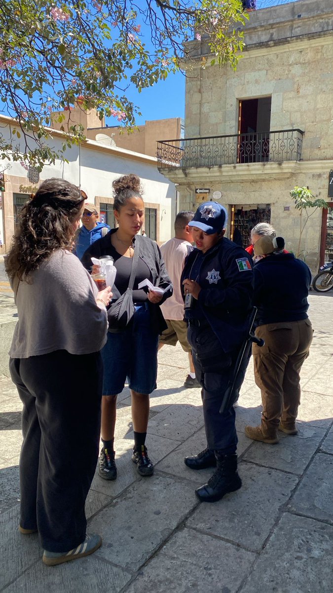 tejada_m01's tweet photo. Con el objetivo de garantizar la paz y seguridad de la ciudadanía oaxaqueña, mantenemos presencia en centros comerciales y plazas públicas.

Reafirmamos nuestro compromiso de coadyuvar en las acciones del Programa #OaxacaSegura
@salomonj https://t.co/qkCd0SkgX9