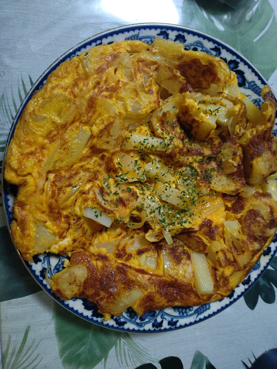 minaparu1's tweet photo. こんばんは
久しぶりのみなぱる食堂コーナーです
・パエリア
・トルティージャ
・アスパラとちくわのマヨネーズ和え
作りました！
トルティージャがひっくり返す時に崩れてしまったのは秘密　多いから少なめで作っても良かったかも？
ご飯ぱぱぱって作れる人凄いよね https://t.co/ko51zWBXXB