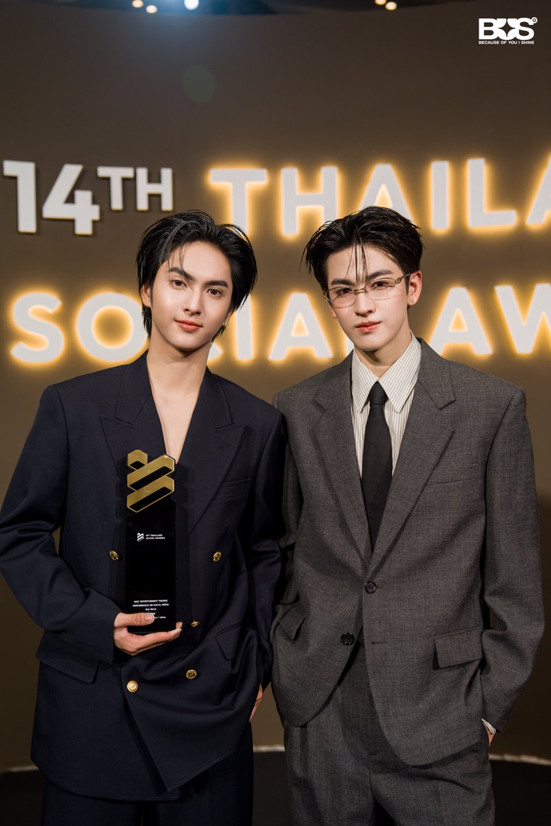 BUS_SONRAY's tweet photo. ขอบคุณ @SocialAwardsTH สำหรับรางวัล BEST ENTERTAINMENT FIGURES PERFORMANCE ON SOCIAL MEDIA ในสาขา Boy Band นะครับ ขอบคุณทุกแรงสนับสนุนที่อยู่เคียงข้างกันเสมอ รางวัลนี้เป็นของทุกคนเลยนะครับ 🏆〰

#ThailandSocialAwards
#TSA14
#TSA14xBUS
#JINWOOKkim
#COPPERdechawat
#BUSbecauseofyouishine