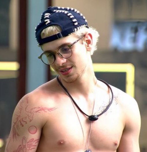 Figurino de Britney Spears gera polêmica em vídeo de dança descontraída