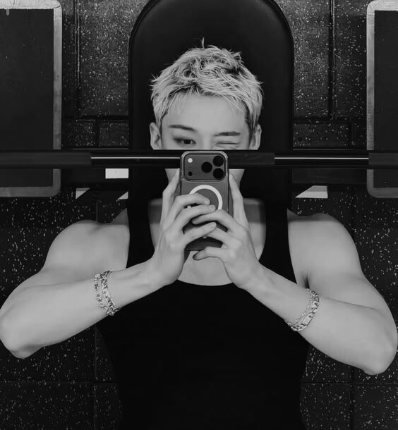 skzmultiverse's tweet photo. First ssd :)

#SSD #stayselcaday #StrayKids #STAY #bangchan https://t.co/G0s99YmQrQ