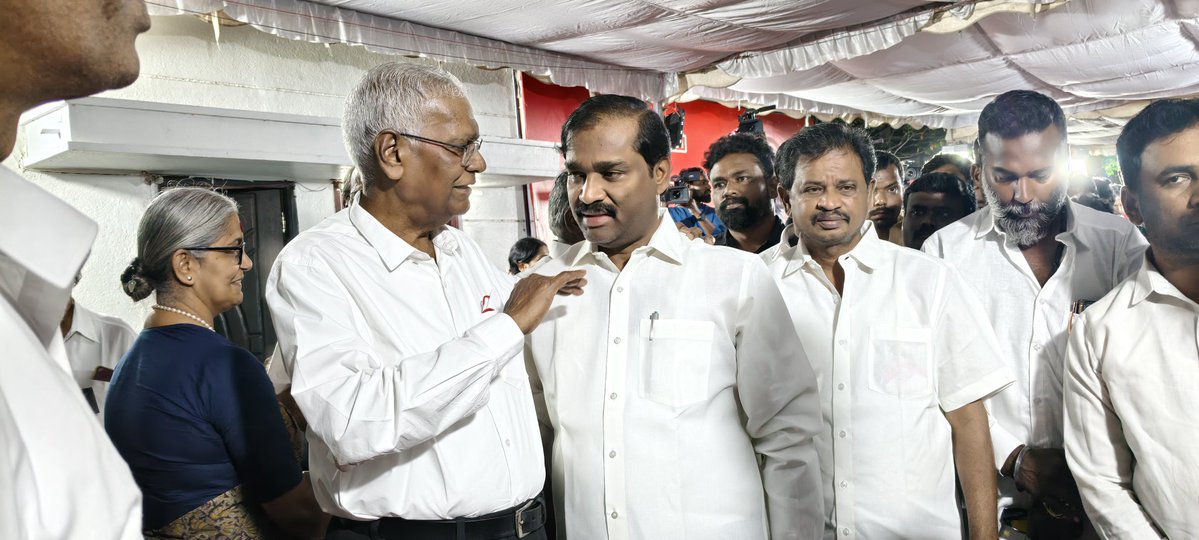 வீரவணக்கம்.
மறைந்த இந்திய கம்யூனிஸ்ட் கட்சியின் மூத்த தலைவரும்  சுதந்திர போராட்ட வீரருமான  அய்யா நல்லகண்ணு அவர்களின் திருவுடலுக்கு மாலை அணிவித்து மரியாதை செலுத்தினோம்.