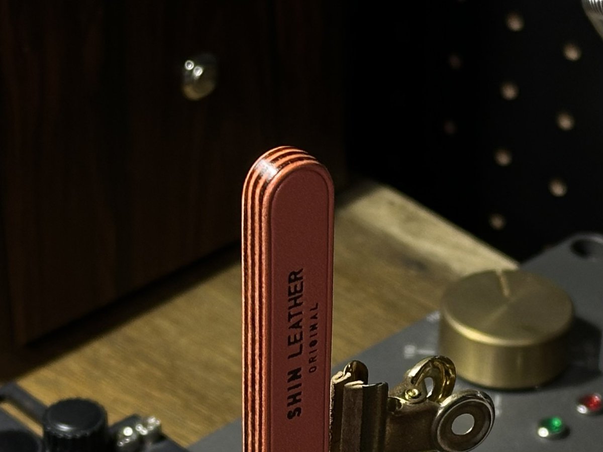 twi_hiro's tweet image. グッと来ないので普通にランドと、ストレートと、カット。になりそう。

#レザークラフト #leathercraft #新作