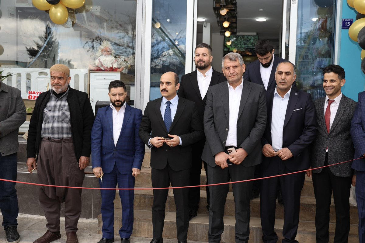 akcakalegovtr's tweet photo. 📌 Kaymakam Sn. Ali Cemal Altınöz ilçemiz sakinlerinden Çiçek ailesinin giyim ve kozmetik sektöründe hizmet vereceği yeni işyerinin açılışına katıldı. Kaymakamımız ticaret hayatına yeni iş yerinde devam edecek olan genç esnaflarımıza hayırlı, bereketli kazançlar diledi. https://t.co/icU3BU1YrE