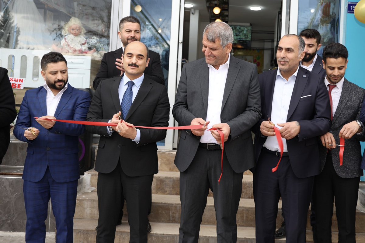 akcakalegovtr's tweet photo. 📌 Kaymakam Sn. Ali Cemal Altınöz ilçemiz sakinlerinden Çiçek ailesinin giyim ve kozmetik sektöründe hizmet vereceği yeni işyerinin açılışına katıldı. Kaymakamımız ticaret hayatına yeni iş yerinde devam edecek olan genç esnaflarımıza hayırlı, bereketli kazançlar diledi. https://t.co/icU3BU1YrE