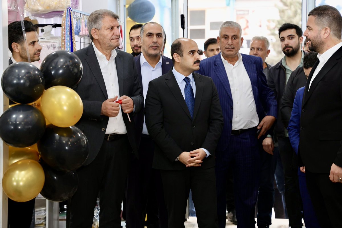akcakalegovtr's tweet photo. 📌 Kaymakam Sn. Ali Cemal Altınöz ilçemiz sakinlerinden Çiçek ailesinin giyim ve kozmetik sektöründe hizmet vereceği yeni işyerinin açılışına katıldı. Kaymakamımız ticaret hayatına yeni iş yerinde devam edecek olan genç esnaflarımıza hayırlı, bereketli kazançlar diledi. https://t.co/icU3BU1YrE