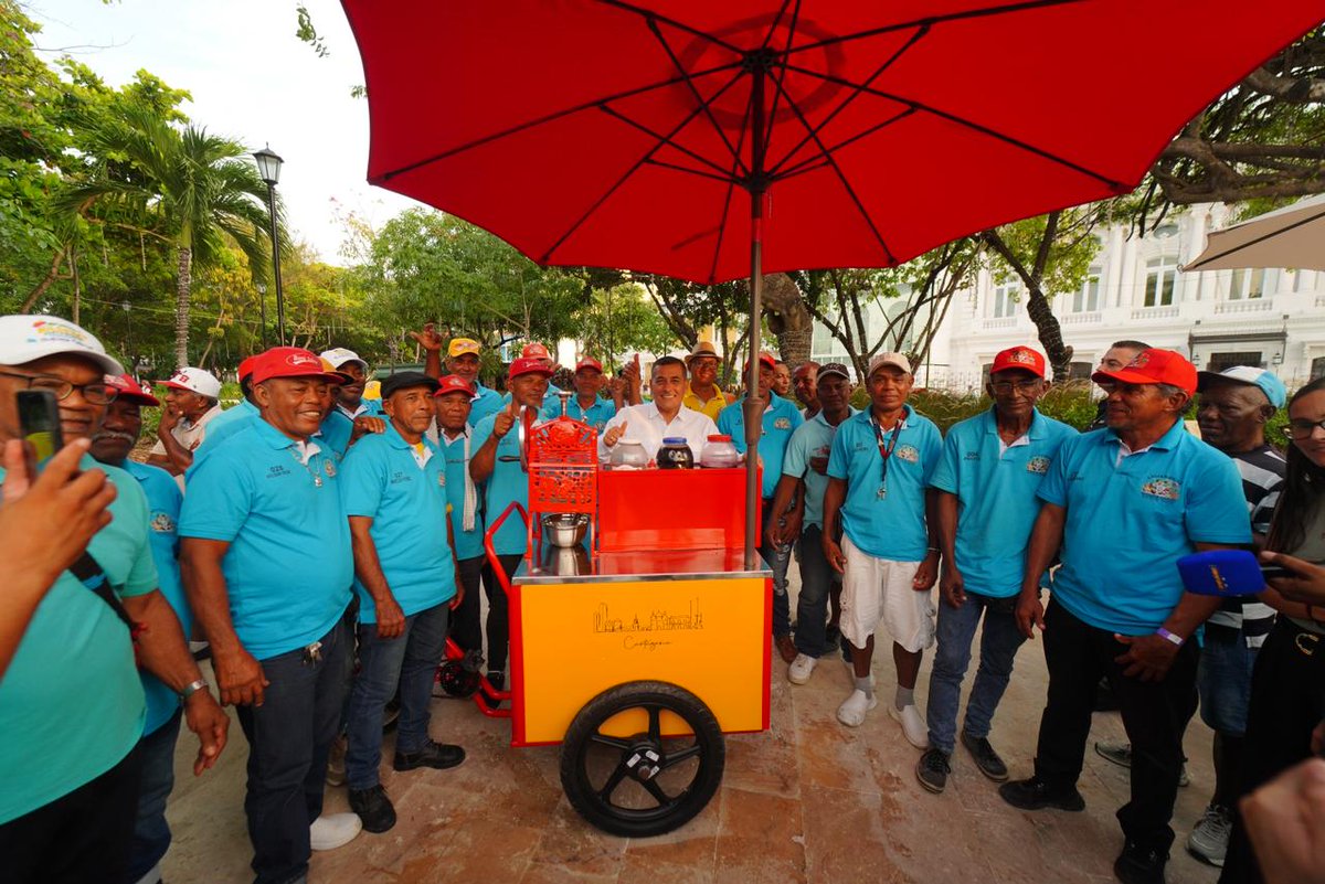 dumek_turbay's tweet photo. La gestión en Cooperación Internacional nos sigue dando satisfacciones y recursos para inversión social en #Cartagena. 

El Mayors Challenge de @BloombergDotOrg -Reto de Alcaldes- es una convocatoria en el que participaron 630 ciudades del mundo, y donde La Heroica se ubicó entre los 24 ganadores de 1 millón de dólares. 

Y ojo, no solo financia proyectos ganadores de innovación social, sino que busca transformar ideas en soluciones reales, brindando acompañamiento técnico, soporte operativo y recursos para su implementación. 

Con el millón de dólares del premio se dignificarán a 142 vendedores de la economía popular del #CentroHistórico con formación, nuevo mobiliario y reconocimiento como patrimonio vivo. 

Esperamos que el proyecto genere un incremento sostenible en los ingresos de los vendedores tradicionales beneficiarios, fortalezca su reconocimiento como patrimonio cultural vivo de la ciudad y contribuya a la consolidación de un espacio público más ordenado, atractivo y funcional en el Centro. 

¿Quienes se beneficiarán? 

Vendedores de cocos y frutas, raspao, artistas plásticas y matronas del Portal de los Dulces y sus núcleos familiares. 

Este martes que lanzamos el programa en el Centenario, socializamos cuatro prototipos de mobiliario, desarrollados junto a los vendedores que han venido participando activamente en el proceso. 

Finalizo este post haciendo un reconocimiento especial a nuestra Asesora y Directora de la Oficina de Cooperación Internacional de @AlcaldiaCTG, @MariaAbondano,
por su impecable gestión en el desarrollo de la aplicación a la convocatoria y la obtención de este importante premio para la ciudad ✅️