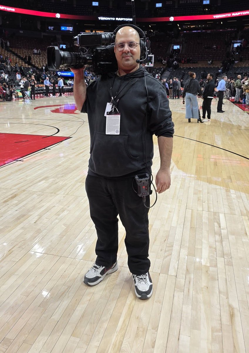 SuchateMadahar's tweet image. Courtside fun at the Toronto Raptors game. #CameraOp #CameraOperator #TV #Broadcast #Television #LiveTV #NBA #TorontoRaptors #WeTheNorth #Basketball #ThreePoints