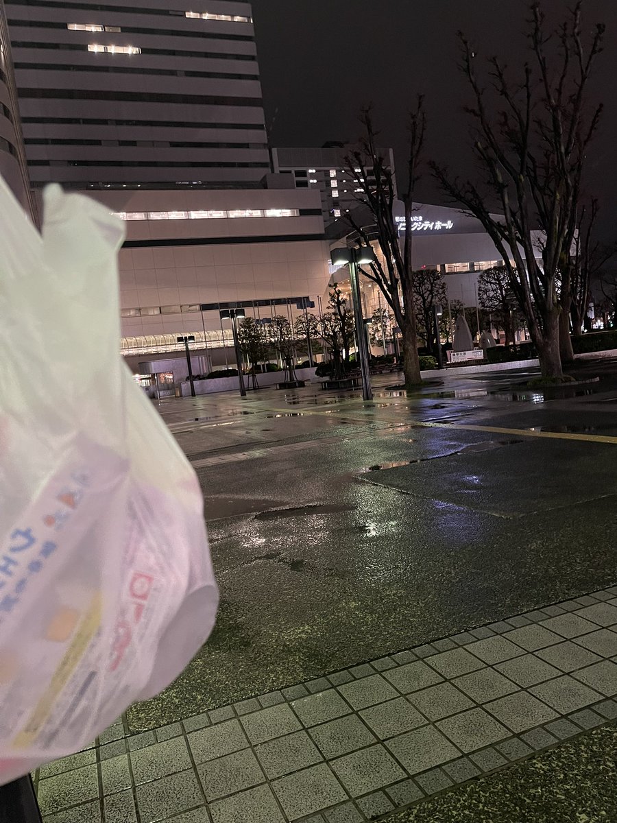 【活動報告】
本日25日(水)は、大宮駅周辺の夜回り活動でした。

商店街や公共施設などを見回りながら、3名の方に、食料やホッカイロなどをお渡ししました。

聖学院大学の学生4名も参加してくださいました。
今後も、このように興味を持って来てくださると嬉しいですね！

facebook.com/share/p/184Am2…