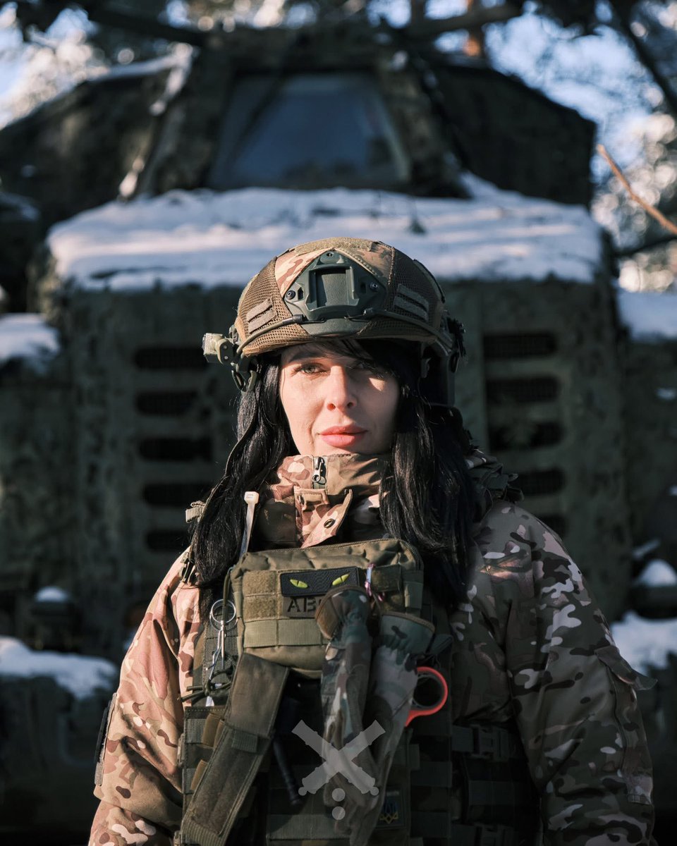 DefenceU's tweet image. “My daughter is six. When I signed the contract, I had only one thought: she must live in a free Ukraine.”
We introduce Alina — mom, soldier, and Archer SPG operator.
She once worked as a hairstylist. Now she works on the front line.
Started with UAVs. Today — mastering high-tech
