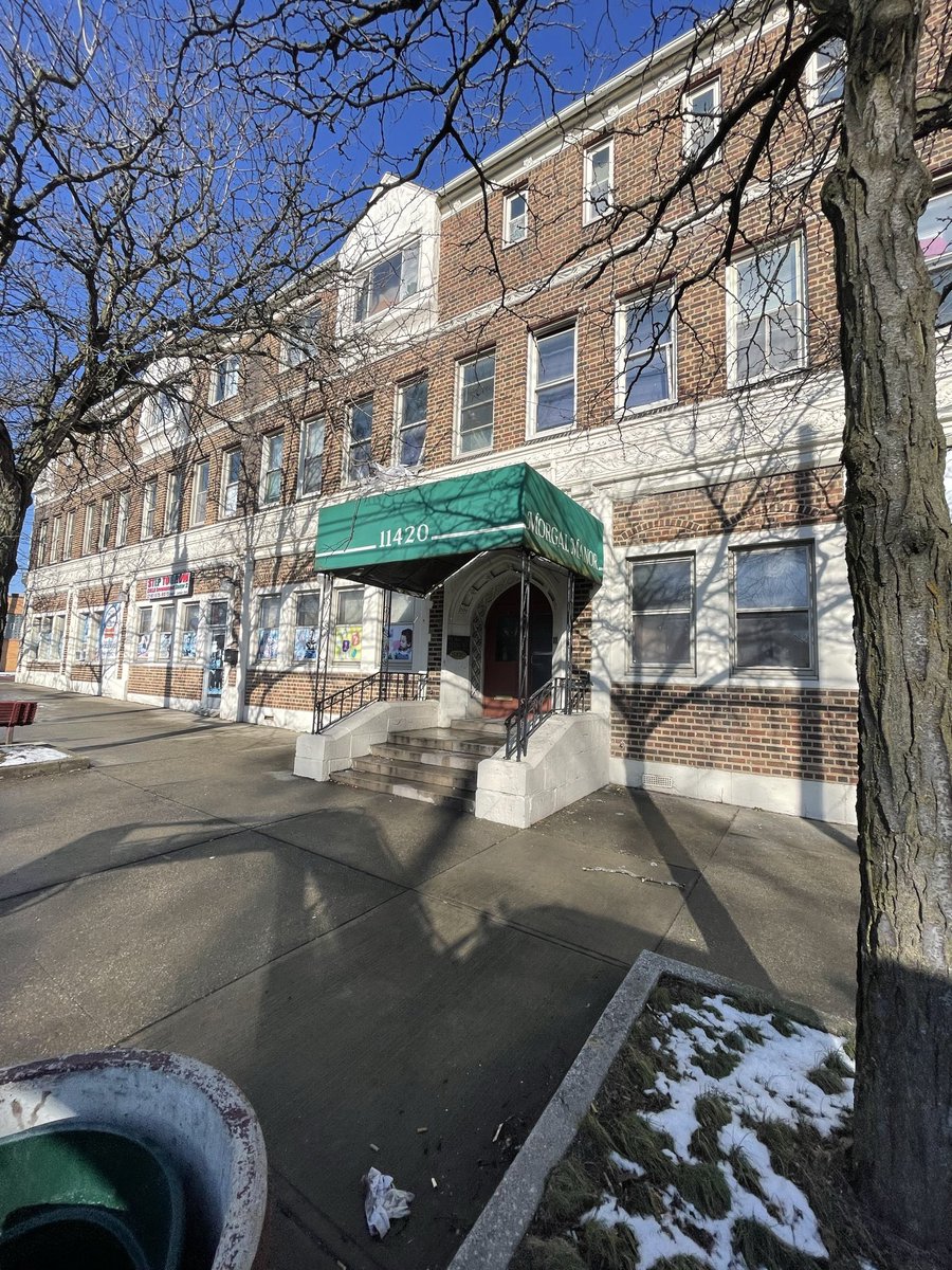 rmlenco's tweet photo. @nickshirleyy  misspelled “Cleveland”  as “Claveland” and we have been in front of this “daycare” all morning with not one kid showing up.. Somali fraud strikes Cleveland. 11420 Lorain Ave, Cleveland Ohio https://t.co/IwDGhpEugo