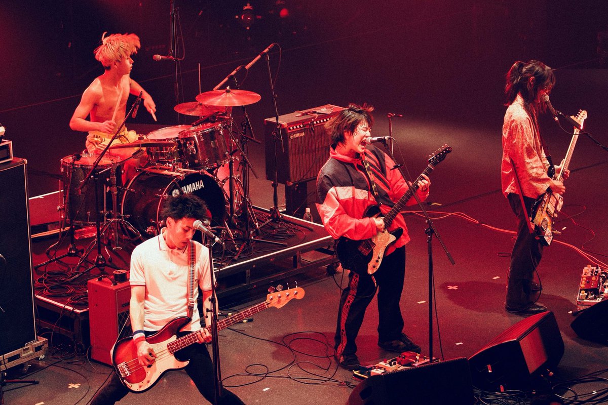 gift871's tweet photo. バンッ!!💥

ハルカミライ　
w.o.d.
grating hunny

六本木 EX THEATER、ありがとうございました！

ひょんなことからのイベントでしたが、出演快諾して頂いたハルカミライ、w.o.d.、OAのgrating hunny、３組共それぞれにバンッ!!💥してくれていて最高でした👍🏻

ありがたいことにチケットも完売で本日を迎える事が出来まして。
あっという間に１日が終わりました。

短い時間ながら19歳の若さ爆発💥を思いっきりの演奏で魅せてくれたgrating hunny。

渋い佇まいの中に激情を秘めた演奏でグルーヴ爆発💥でオーディエンスを心身共にロックしてくれたw.o.d.。

ぬおおおお！という選曲と、ザ・今日だから今日こそ！のライブを爆発💥させてくれたハルカミライ。

そして、３組の演奏を全身で受け止めてくれたお客さんみなさまにバンッ!!💥本当にありがとうございますた！！

（下心企画🙄）

バンドメンバーみなさんにお願いして、イベントポスターにサインしてもらったので３名さまにプレゼントします。
僕のアカウントフォローしてもらいつつ、この投稿を引用リポストでイベントの感想をお願い致します。

（すでに投稿してくれた方、ホントすみません、、！！！）

当選者にはDMでご連絡いたします。
転売対策でお名前もポスターに（僕が）書きますので予めご了承よろしくです。

Photo @ayumukosugi 
いつもありがとうございます！📷