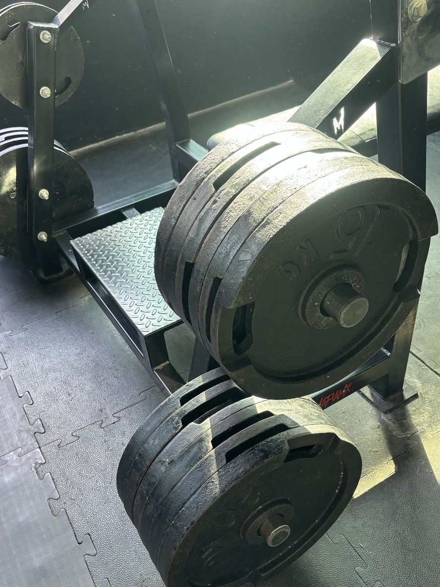 Dan_Fdz's tweet photo. Hago creer a la gente del gimnasio que estoy mamadísimo azotando los discos cuando los acomodo y dejando caer el peso del aparato. 

Porque eso hacen los mamadísimos. https://t.co/TEwsW9SaNw