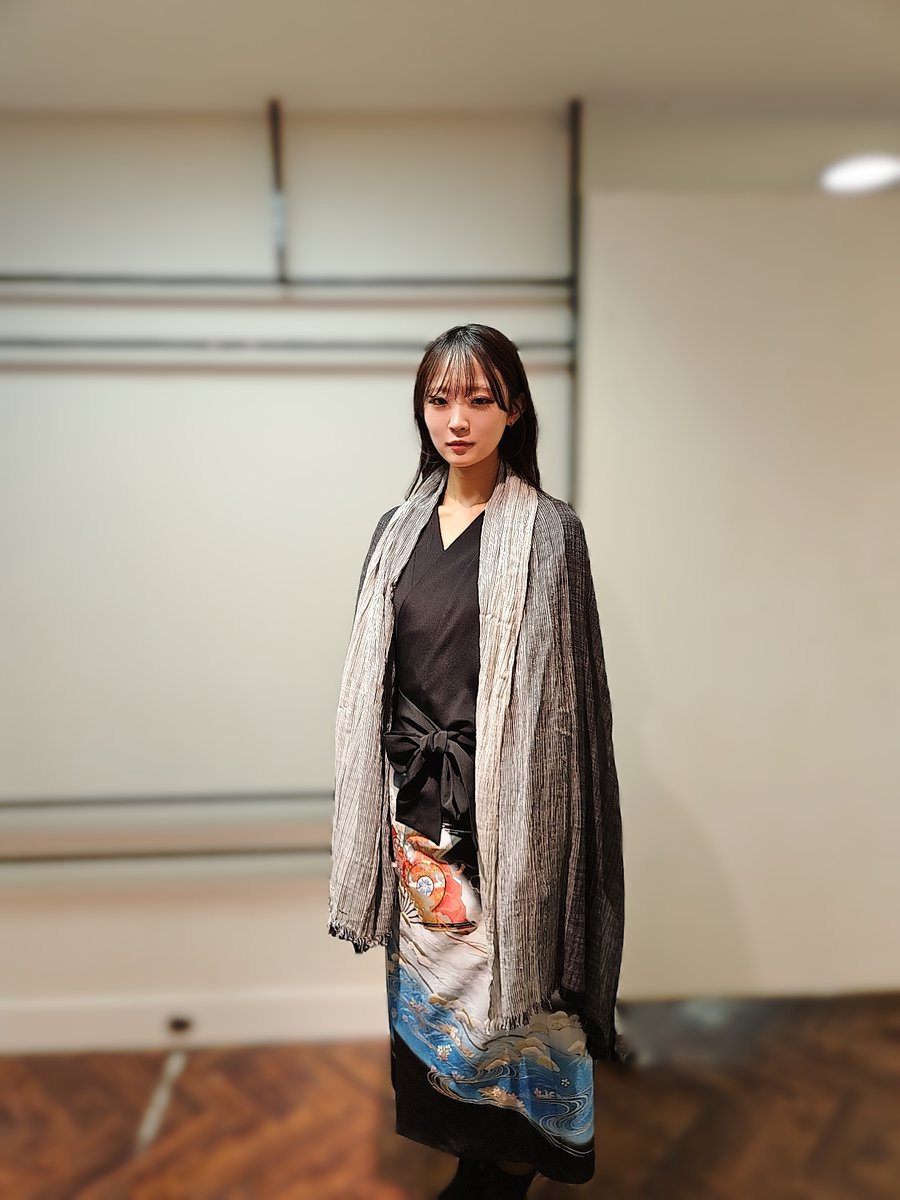 SNOWentertiner's tweet photo. 皆さま、こんばんは！SNOW_entertainment株式会社のKOEです😁

一週間程度多忙につき、なかなか更新ができませんでしたが皆様いかがお過ごしでしたか？？

とてもありがたいことに最近、経営者会などで知り合った方々とコラボレーションをしていただけることが多々ございまして、今回もそのご報告です🌟

以前紹介させていただいた「着物リサイクルサロン和心」（@kimono_wakokoro）さんにご快諾いただき、弊社のモデルとのコラボレーションをさせていただきました！

現在札幌丸井今井さん3階にて、ポップアップストアとして「KIMONO REMAKE 3BRAND SHOP」が26日まで開催されております。

和心さん、mukafu(@mukafu.jp)さん、ブル���ストーン札幌(@blue_stone_sapporo)さん、皆様の衣装を着用させていただきました👘

着物���リメイクを行い、新しい衣装、洋服等に生まれ変わる…こういう発想がとても好きなので、今後ともコラボレーションをよろしくお願いいたします！

#SNOW_entertainment株式会社
#札幌丸井今井
#着物コーデ 
#リメイク