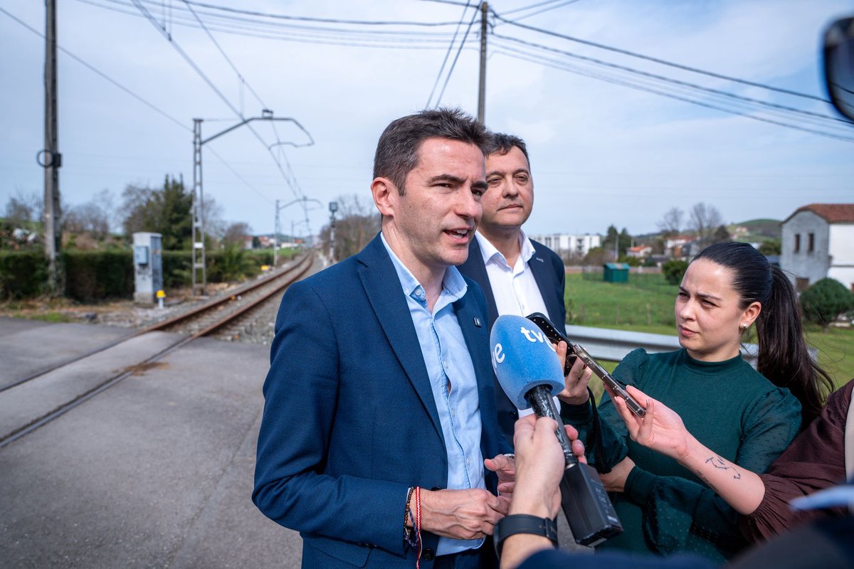 DelegGobCANT's tweet photo. 🔵El Gobierno de España invertirá casi 1 M€ para suprimir el paso a nivel de #Orejo, Marina de Cudeyo.

🗣️@pedro_casares ha puesto en valor esta actuación junto al alcalde @PEDROFERRADAS: más seguridad y mejor movilidad dentro del plan de modernización ferroviaria de #Cantabria. https://t.co/d3L0hNfmwD