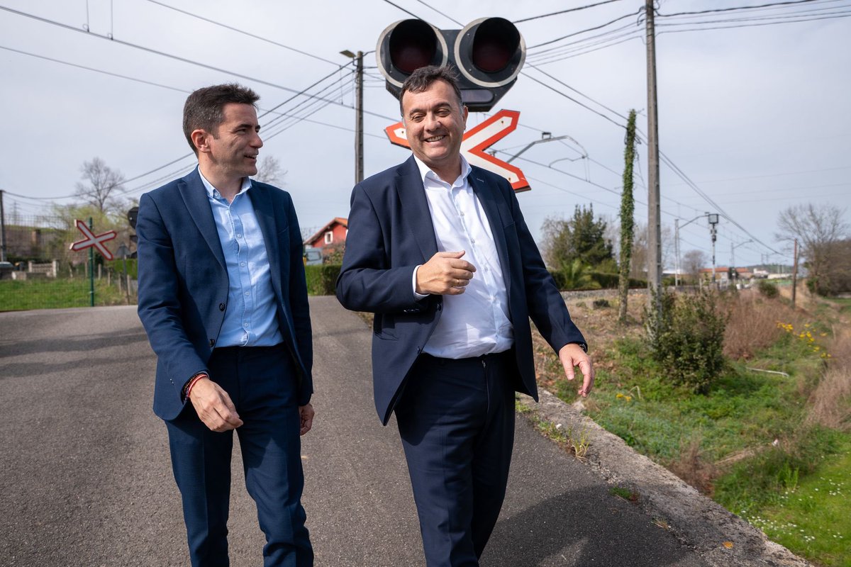DelegGobCANT's tweet photo. 🔵El Gobierno de España invertirá casi 1 M€ para suprimir el paso a nivel de #Orejo, Marina de Cudeyo.

🗣️@pedro_casares ha puesto en valor esta actuación junto al alcalde @PEDROFERRADAS: más seguridad y mejor movilidad dentro del plan de modernización ferroviaria de #Cantabria. https://t.co/d3L0hNfmwD