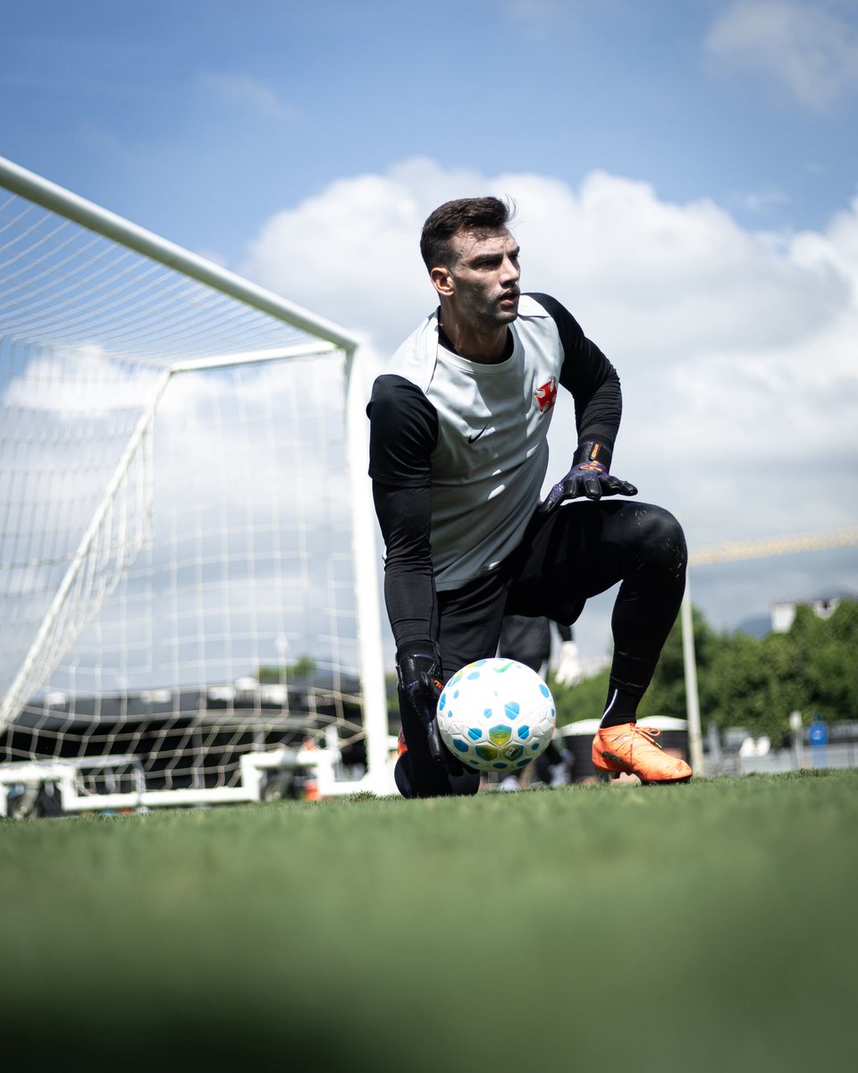 Antes de embarcar rumo a Santos, o elenco vascaíno encerrou a preparação no CT Moacyr Barbosa! 🔛⚽️

📸: Matheus Lima | #VascoDaGama