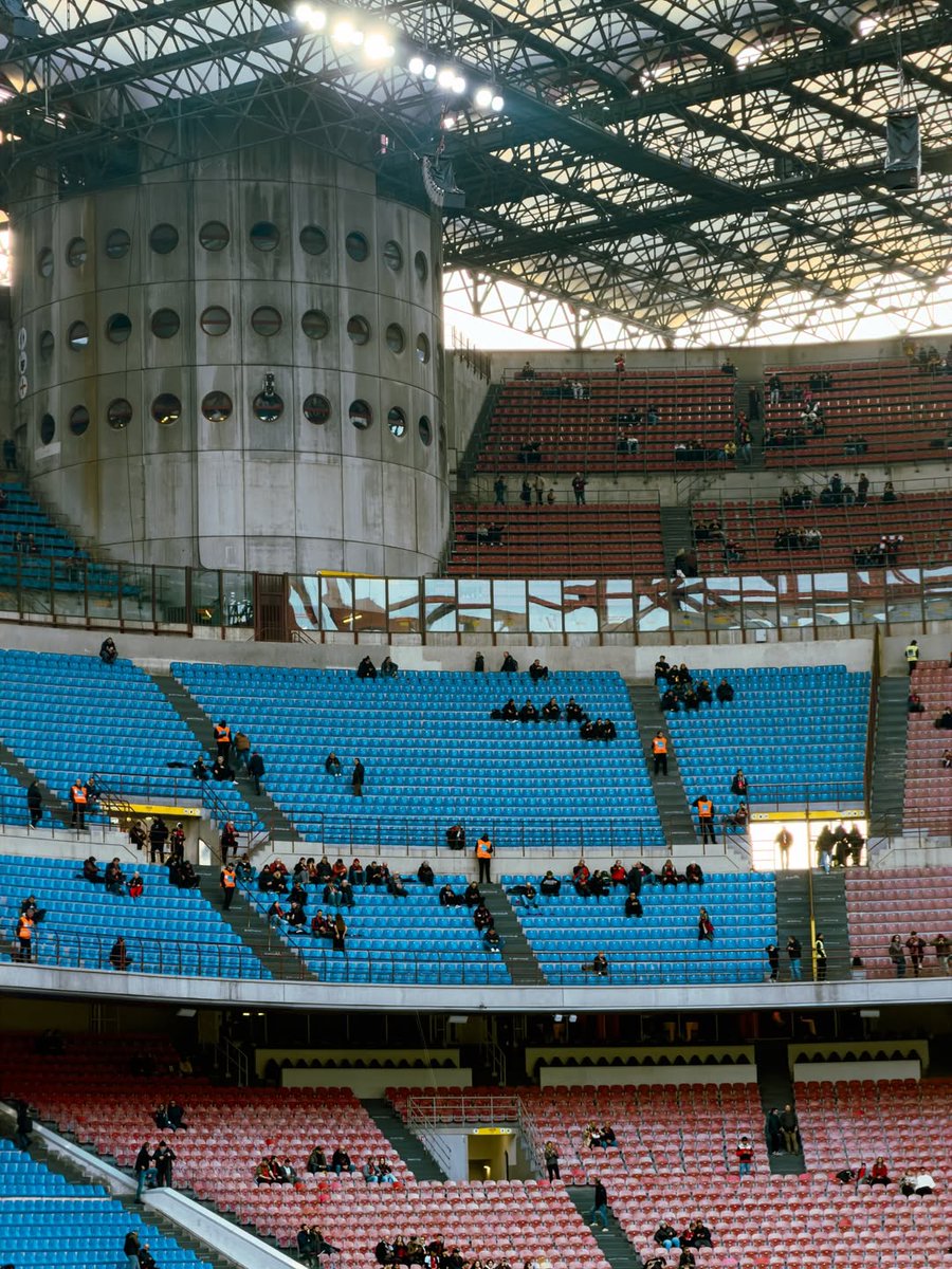 SempreMilanCom's tweet photo. 🎨 It may be over 100 years old, but San Siro remains a work of art 🏠❤️🖤

📸 IG: acmilanpitchside https://t.co/ERwM7tQRTl