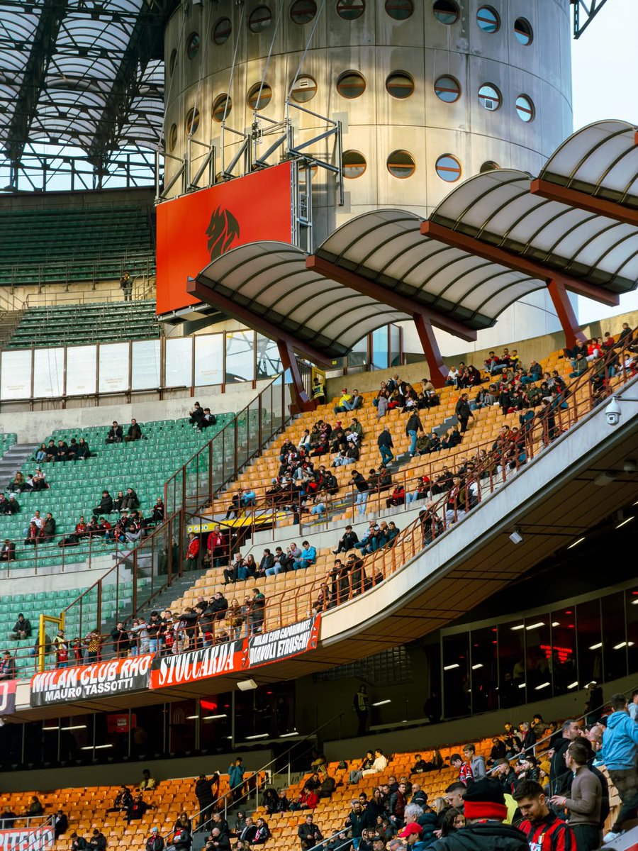 SempreMilanCom's tweet photo. 🎨 It may be over 100 years old, but San Siro remains a work of art 🏠❤️🖤

📸 IG: acmilanpitchside https://t.co/ERwM7tQRTl