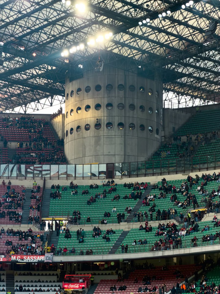 SempreMilanCom's tweet photo. 🎨 It may be over 100 years old, but San Siro remains a work of art 🏠❤️🖤

📸 IG: acmilanpitchside https://t.co/ERwM7tQRTl