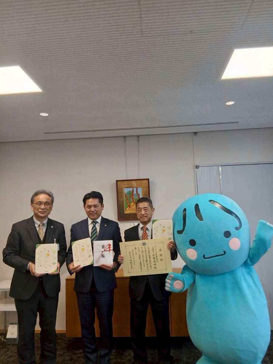 shibahashi_m's tweet image. シーシーエヌ株式会社伊藤英明社長より、新1年生が使用するタブレット端末用ケースのご寄附をいただき、感謝状を贈呈。岐阜市はLTE通信を採用することで、校舎内だけでなく課外活動や自宅学習などでもタブレット端末を使用しており、貴重なご寄附をありがとうございます。#岐阜市 #CCN