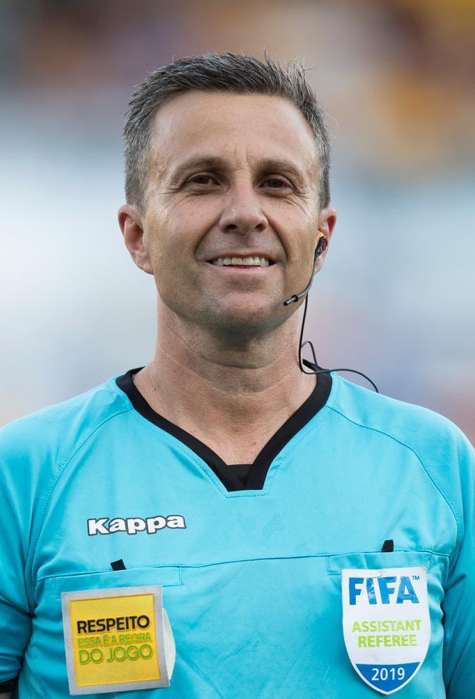 El VAR para todos los partidos en la Liga Futve, está mas lejos que cerca.

Émerson Augusto de Carvalho, presidente de la Comisión de Árbitros de la Federación Venezolana de Fútbol, fue claro sobre el VAR, esto dijo en una entrevista de hace días con <a href="/AlfredoCoronis/">Alfredo Coronis 🦈🏆👑🌴</a> :

“Prefiero