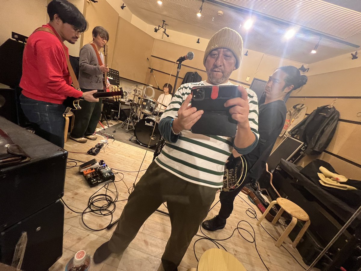 1lovehappy's tweet photo. 2年振りのトライバルリハだん。
流石手練れの皆さん。2年振りとは思えない笑
ワシは歌詞忘れてて大変😆

本番は0606(金)高円寺HIGHで遠藤貴志救済ライブファイナル。
トライバルはトップバッター18:30より。
チケットはこちらからお願いしまーす！
https://t.co/gHdy5VEtgr https://t.co/nFGjZRvrZH