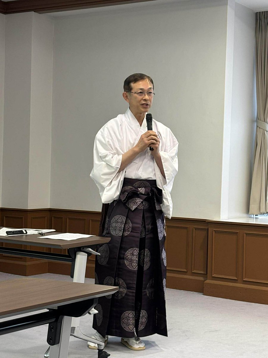 天長節では靖國神社の天皇御誕辰奉祝祭に参列後、神奈川県史蹟学修として、横浜市慰霊塔の拝礼と見学、真照寺境内の台湾出身戦没者慰霊碑の拝礼、伊勢山皇大神宮の正式参拝と境内の忠魂碑三基全ての拝礼を行いました。水谷住職、阿久津宮司、元台湾人日本兵の呉正男さんからは御講話を頂戴しました。