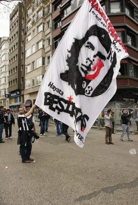 ultras_antifaa's tweet photo. #Turkey - Che Guevara banners by Beşiktaş supporters. https://t.co/Xo5N2Ndbek
