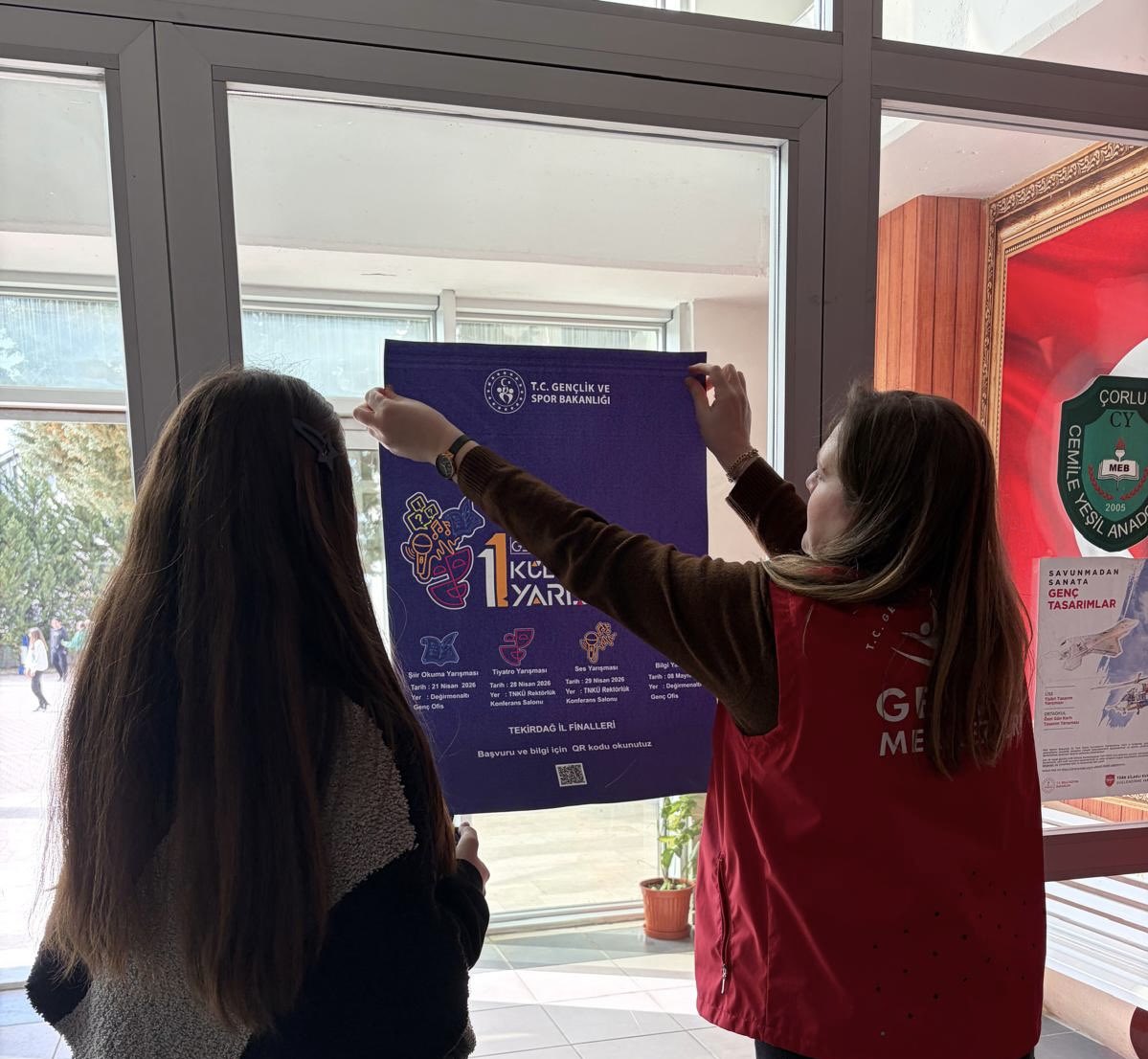 Genç yeteneklerin sahneye çıkma zamanı! Bilgi yarışmasından şiire, müzikten tiyatroya uzanan kültür sanat yarışmalarımızla yeteneğini göstermeye davetlisiniz.🎶🎤🧐🎭Sanatın birleştirici gücüyle buluşmak ve unutulmaz bir deneyim yaşamak için ilçemizdeki okullarda tanıtımlardayız.