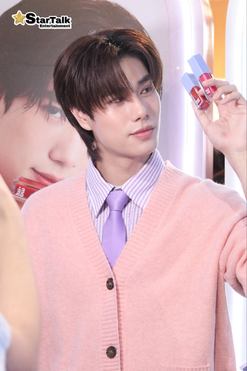 startalkent's tweet image. พี่ตั้ง so hot มากฮะ! 🤩🥹

PHUWIN WITH MAMI GOP
#MamixPhuwin
#phuwintang 
#MamiBrand #MamiCosmetics #MamiFeelGoodMoment