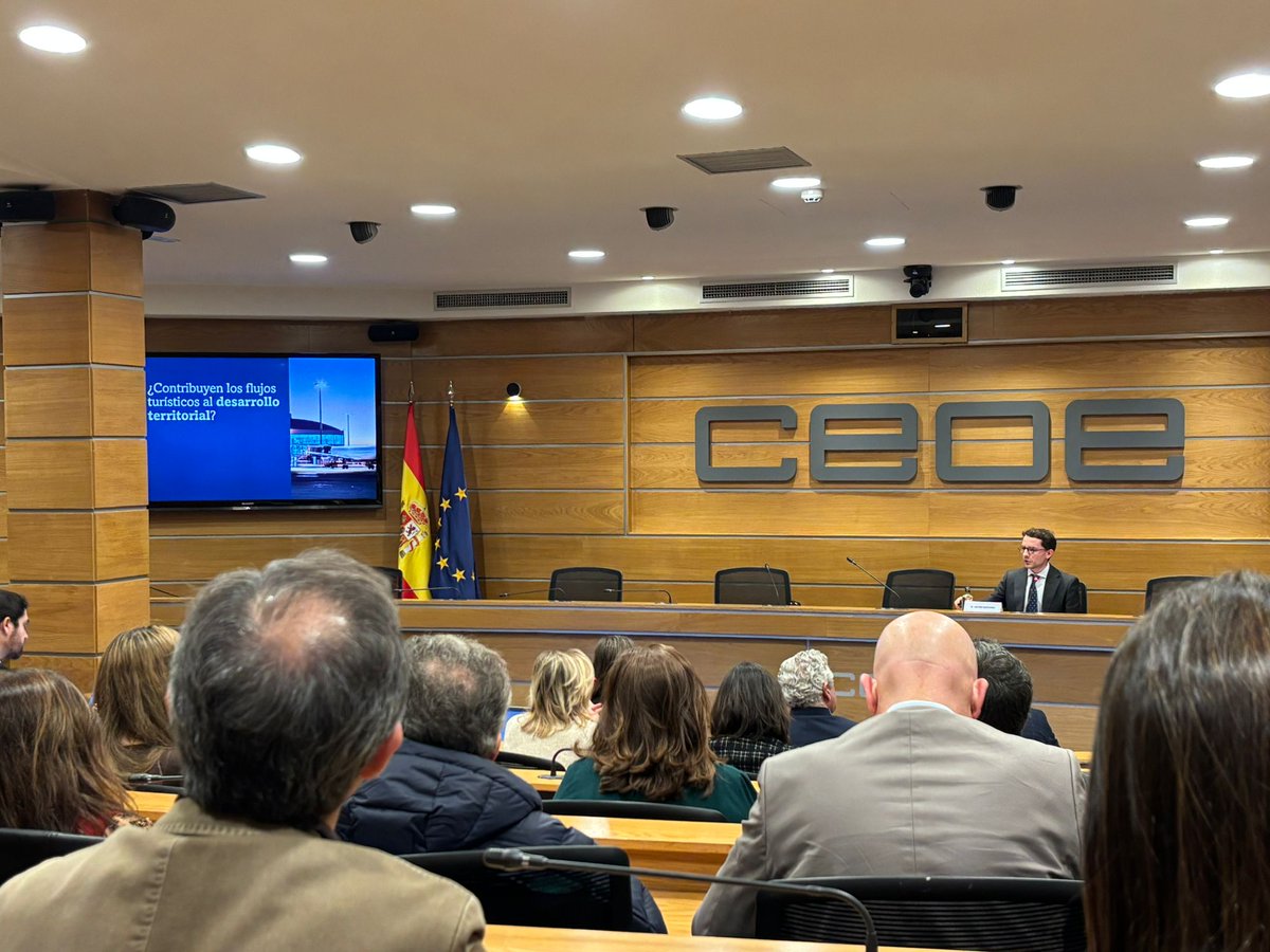 CEHEhosteleria's tweet photo. 📊 En las jornadas de @CEOE_ES , Javier Serrano (AFI) ha presentado el estudio de #Competur—alianza para la excelencia del turismo— integrada por @CervecerosES , @CEHEhosteleria y Competur sobre la contribución del turismo al desarrollo territorial.
➡️ La presencia de un establecimiento explica ~la mitad de la diferencia en llegada de turistas. Clave para el medio rural: la hostelería importa.
➡️ El 51% de los municipios no tiene bares/restaurantes (33% solo 1).