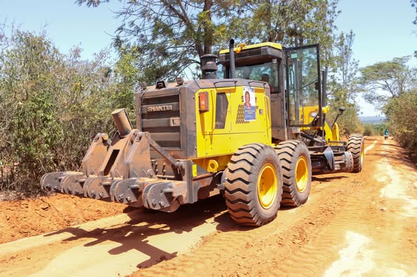 Through the Rapid Response Initiative (RRI), our new graders are on the ground ensuring that rural access roads are smooth and motorable throughout the year. 
#MachakosCountyAddress