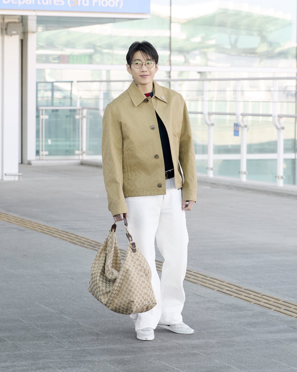 On his way to Milan for #GucciPrimavera with the #GucciBrera bag is Global Brand Ambassador <a href="/JAYBUMAOM/">JAY BUM PARK</a>. #JayPark