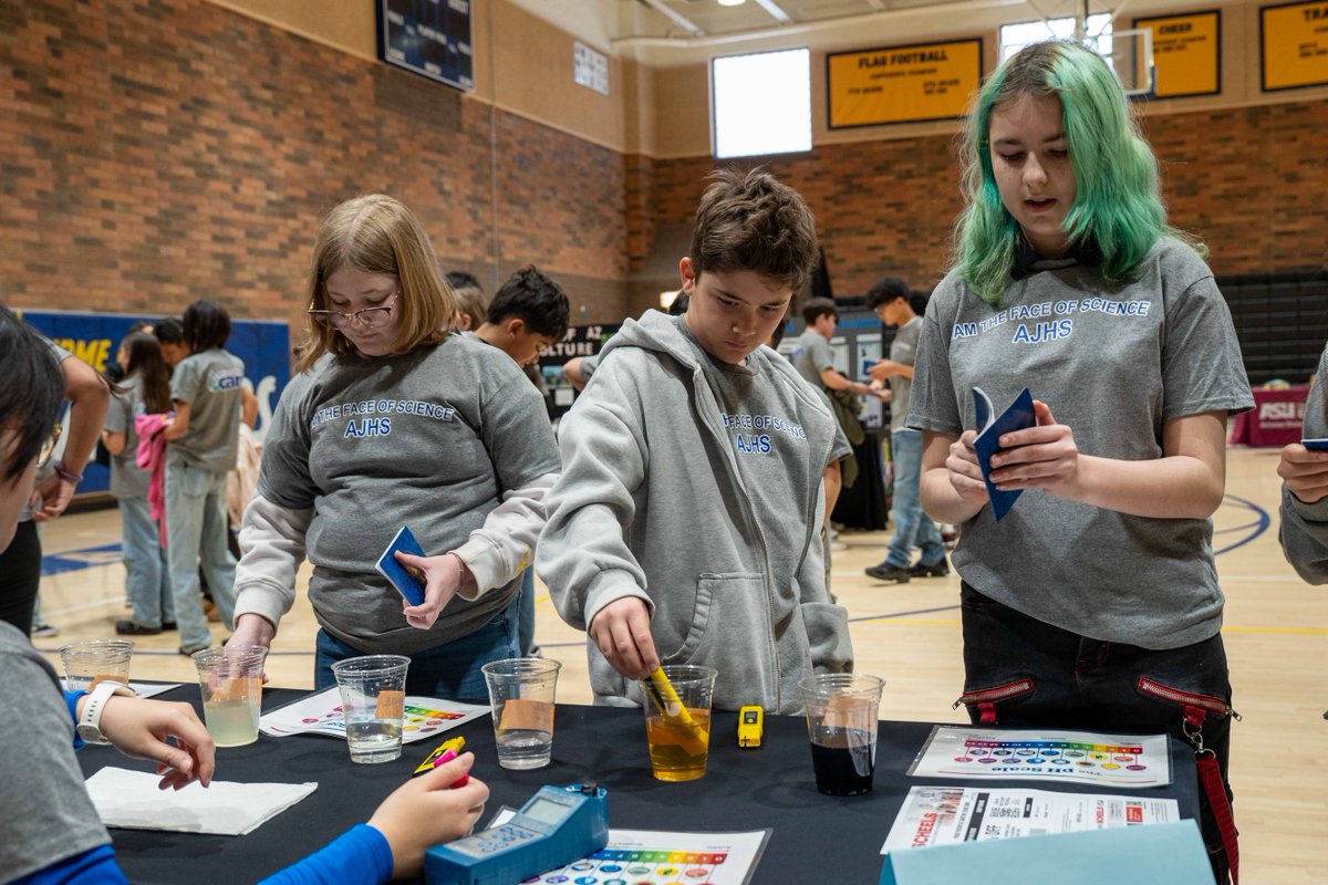 ChandlerUnified's tweet photo. Andersen Junior High School's principal Taz Holley recognizes the importance of students experiencing hands-on learning opportunities to understand the world around them. Read more from SanTan Sun News: https://t.co/w7f24yXi2A. #WeAreChandlerUnified https://t.co/0IaDa1Qm2y