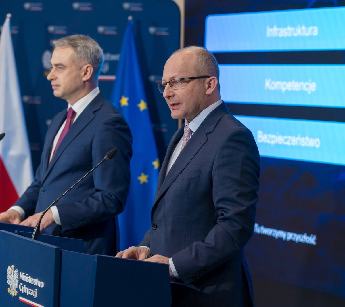 PawelOlszewski's tweet photo. 🔴Rok 2026 to kolejny rok rozwoju kompetencji cyfrowych Polaków❗️

🔵Dzisiaj wystartowała kampania „Buduj cyfrową formę – klik po kliku”. Sprawdź swoją cyfrową formę na 👉🏻 https://t.co/KQHAdnNQzx

To już zrobiliśmy:
👉🏻735 tys. laptopów i tabletów trafiło do ponad 16 500 szkół
👉🏻ponad 2,3 mln ukończonych kursów na platformie OSE IT
👉🏻tysiące przeszkolonych seniorów w sanatoriach i Klubach Rozwoju Cyfrowego
👉🏻programy bezpieczeństwa dla dzieci i młodzieży od OSEhero po „Włącz szacunek. Wyłącz hejt”

🔴Łącznie to 5,2 mld zł na rozwój kompetencji cyfrowych oraz nowoczesnej infrastruktury💪🏻

@CYFRA_GOV_PL @PremierRP @KGawkowski 
#KompetencjeCyfrowe #CyfrowaPolska
