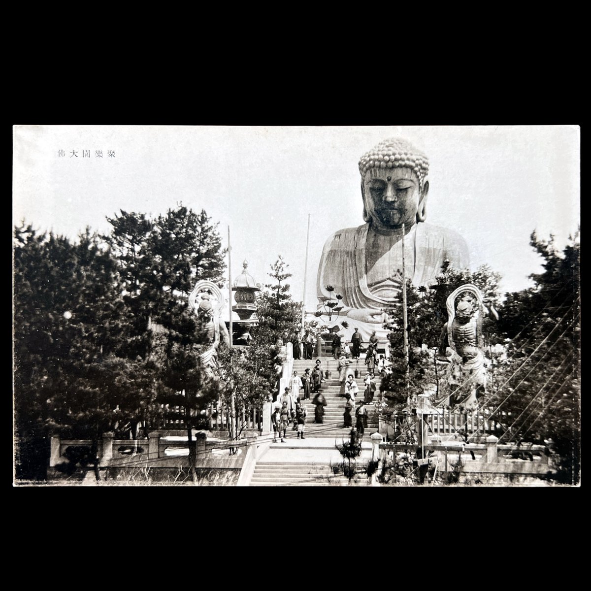 Decades before Godzilla, the 1934 "monster" film, The Great Buddha Arrival, featured a costumed actor as a giant Buddha roaming through a miniature city.

The figure was based on the recently completed Shūrakuen Daibutsu, a colossal statue erected in 1927 near Nagoya. 🧵
#Japan