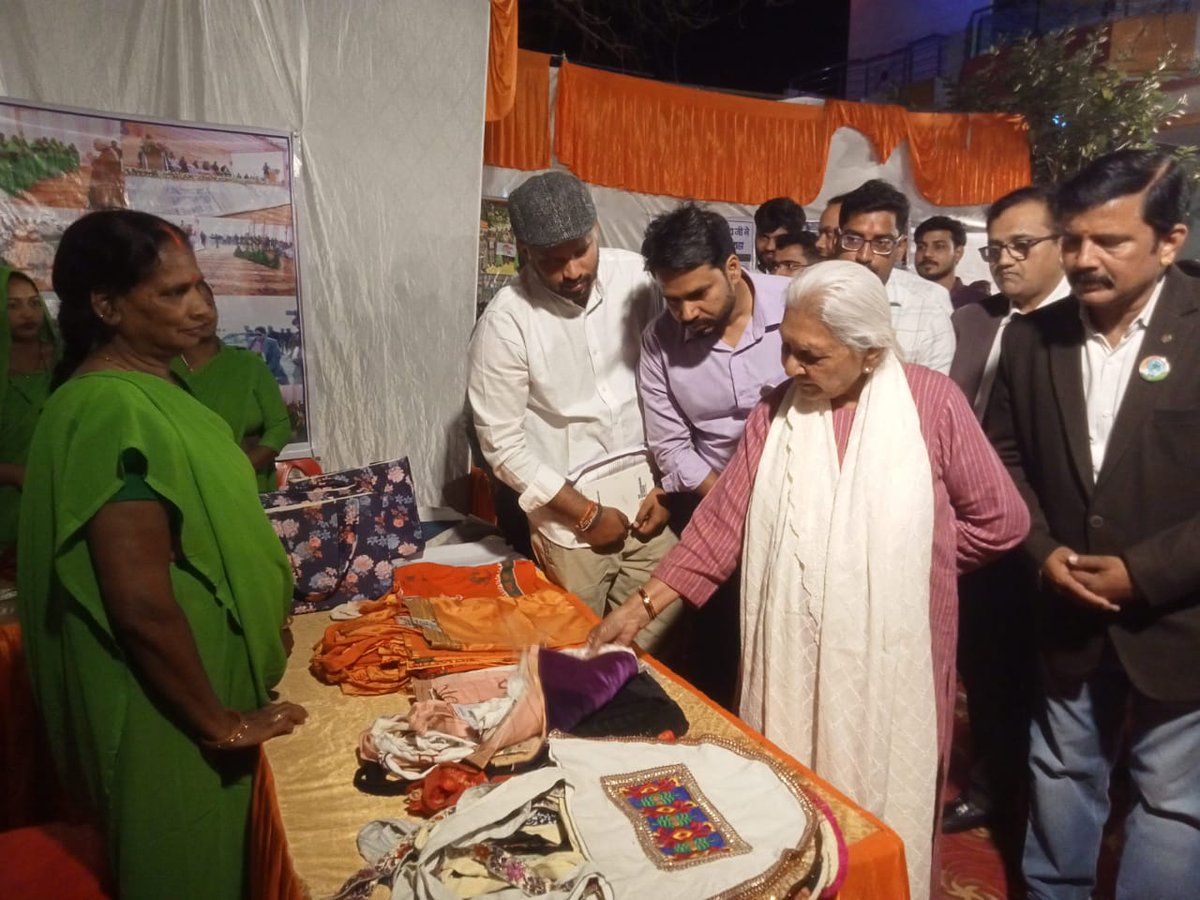 GovernorofUp's tweet photo. राज्यपाल श्रीमती आनंदीबेन पटेल ने आज जनपद वाराणसी के आराजी लाइन विकासखंड क्षेत्र के असवारी गांव में आयोजित कार्यक्रम में ग्रीन आर्मी की महिलाओं से संवाद किया व उनके द्वारा निर्मित विभिन्न उत्पादों के स्टॉलों एवं संचालित सिलाई केंद्र का अवलोकन किया। https://t.co/TgkOgkBfzQ
