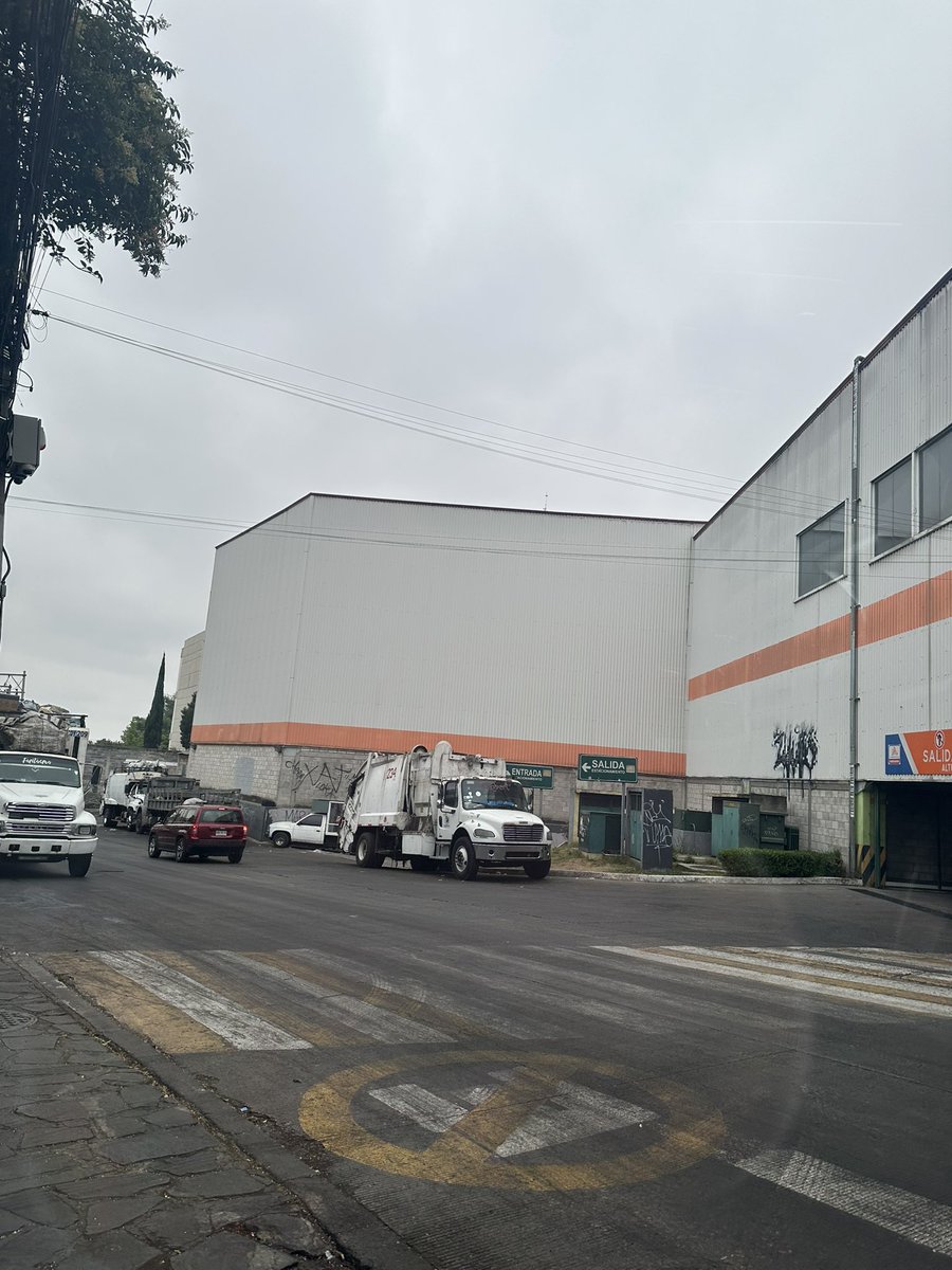 PatyNuZa's tweet photo. Camiones de basura se apoderaron de la calle Jesús del Monte en Cuajimalpa, incluso se estacionan en la entrada de proveedores de @Chedrauioficial lo que podría provocar contaminación de alimentos. @cuajimalpa_gob @carlosorvananos ayuda!! https://t.co/Tr3RGSGFB2