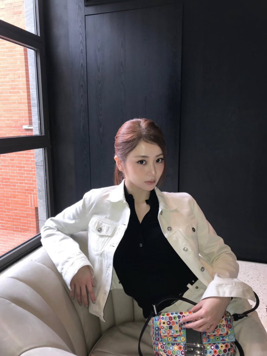 衣装が白黒だから、バッグが映えるんだね。
初め、もっと華やかな衣装にって思ってたけど、これでよかったんだ。ユンジンかっこよかった。

HUH YUNJIN at FENDI MFW 
#YUNJINxFENDI 
#YUNJINxFendiFW26 
#HUHYUNJIN #FendiFW26 #FENDI