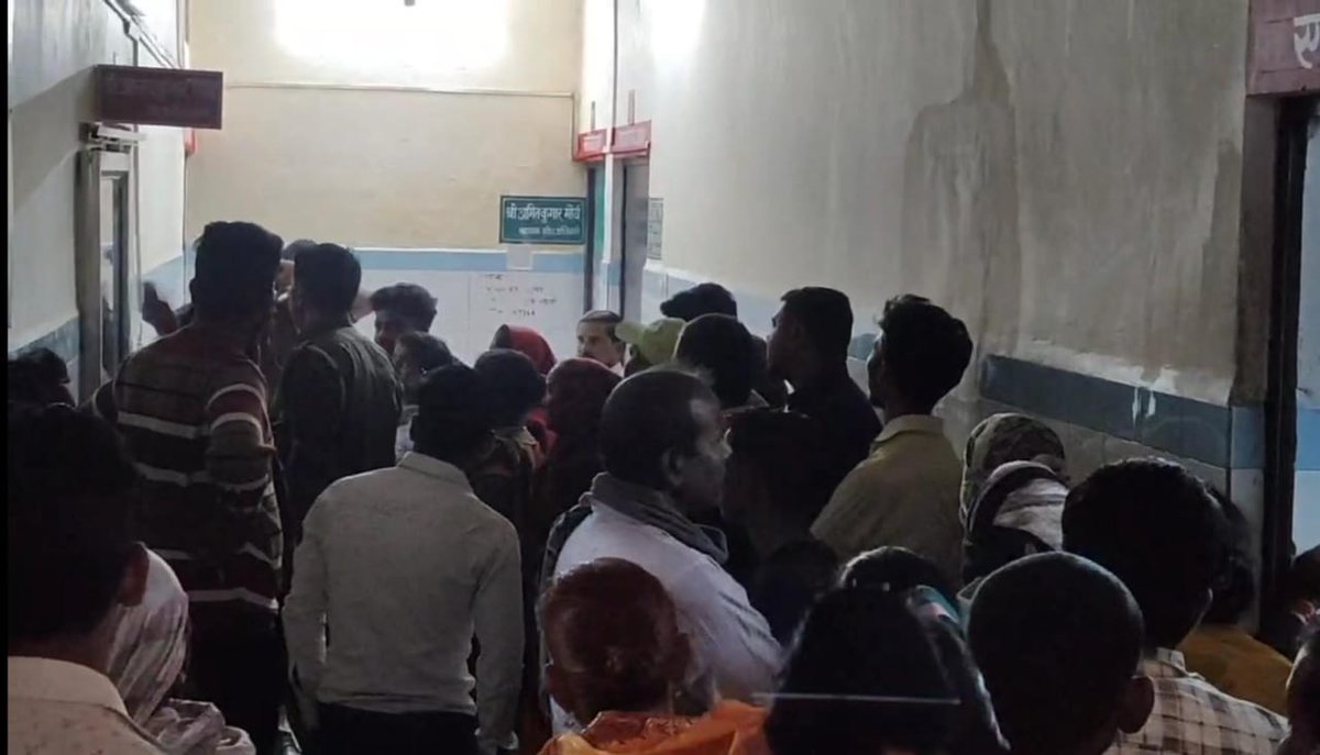 प्रसव पीड़ा में महिला को भर्ती से इनकार
"डॉक्टर नहीं है”कहकर टाल दिया गया मामला
रातभर इलाज के अभाव में तड़पती रही प्रसूता
सवाल पूछने पर परिजनों को पुलिस के हवाले किया गया
पहले भी अव्यवस्था के आरोपों में घिर चुका केंद्र
स्वास्थ्य तंत्र की जवाबदेही पर फिर उठे गंभीर सवाल<a href="/dm_sitapur/">DM Sitapur</a>